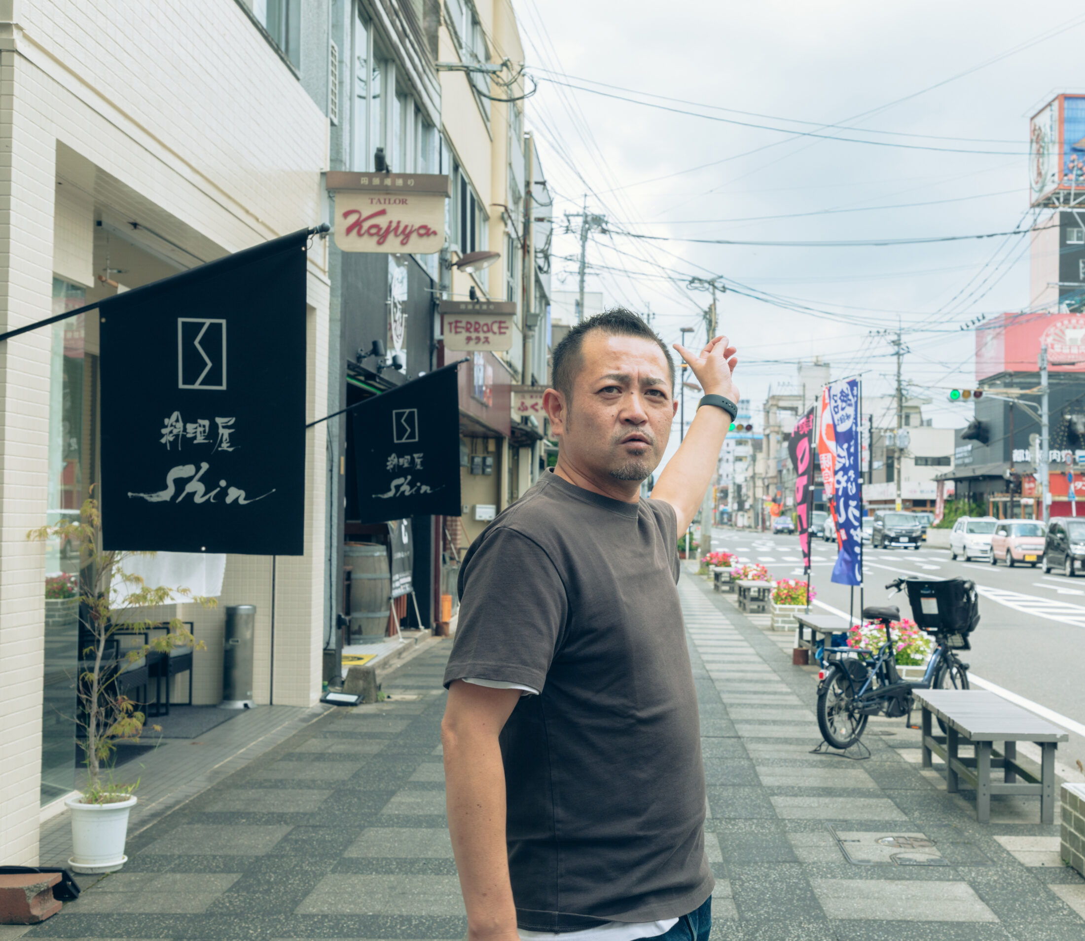 お店の前で。「中心地にお店が増え、徐々に牟田町に人が戻ってきているのを実感しています」