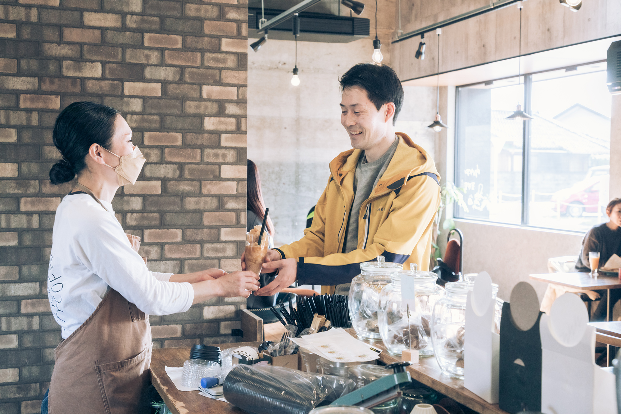 休日によく訪れるカフェ「witty coffee」で。店主・今別府さんとも顔馴染みに