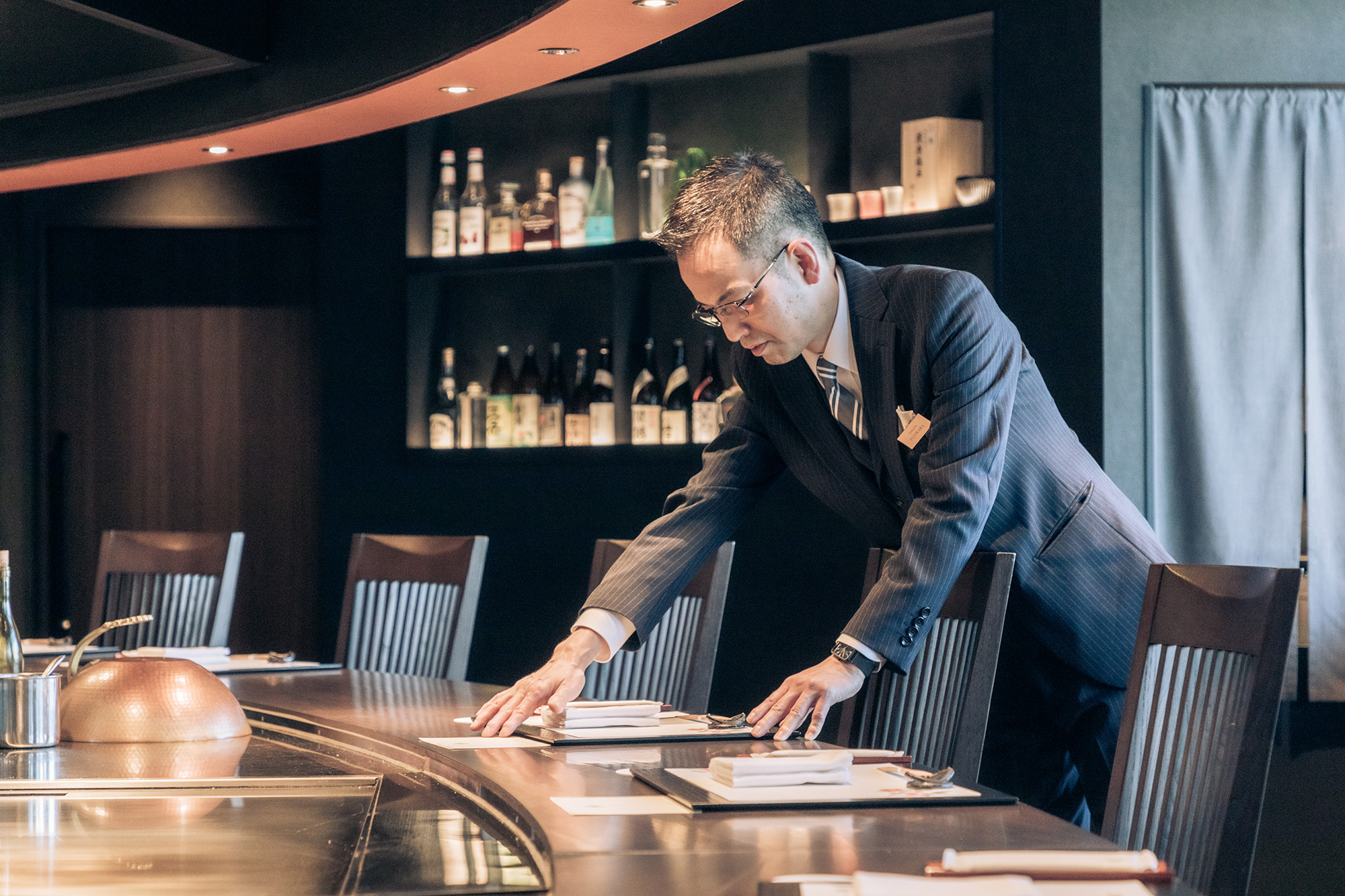 「ホテルテラスタ」ではレストラン「鉄板焼 都雅」の責任者として勤務。お客様一人ひとりに寄り添う温かな接客を心がけている